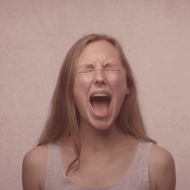 Une femme entrain de crier essayant de gérer ses émotions