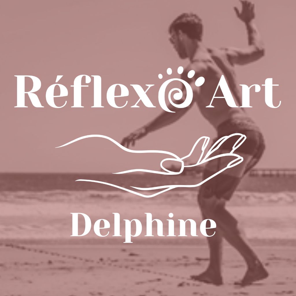 Photo d'un homme en équilibre sur une corde, par dessus un overlay séquoïa avec le logo Réflexo Art Delphine en blanc