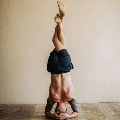 Photo homme équilibre posture inversée réflexologie