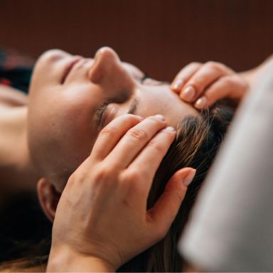 Photo homme séance réflexologie faciale