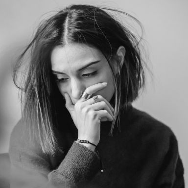 Photo noir et blanc femme triste gestion émotionnelle réflexologie-delphinereflexoart