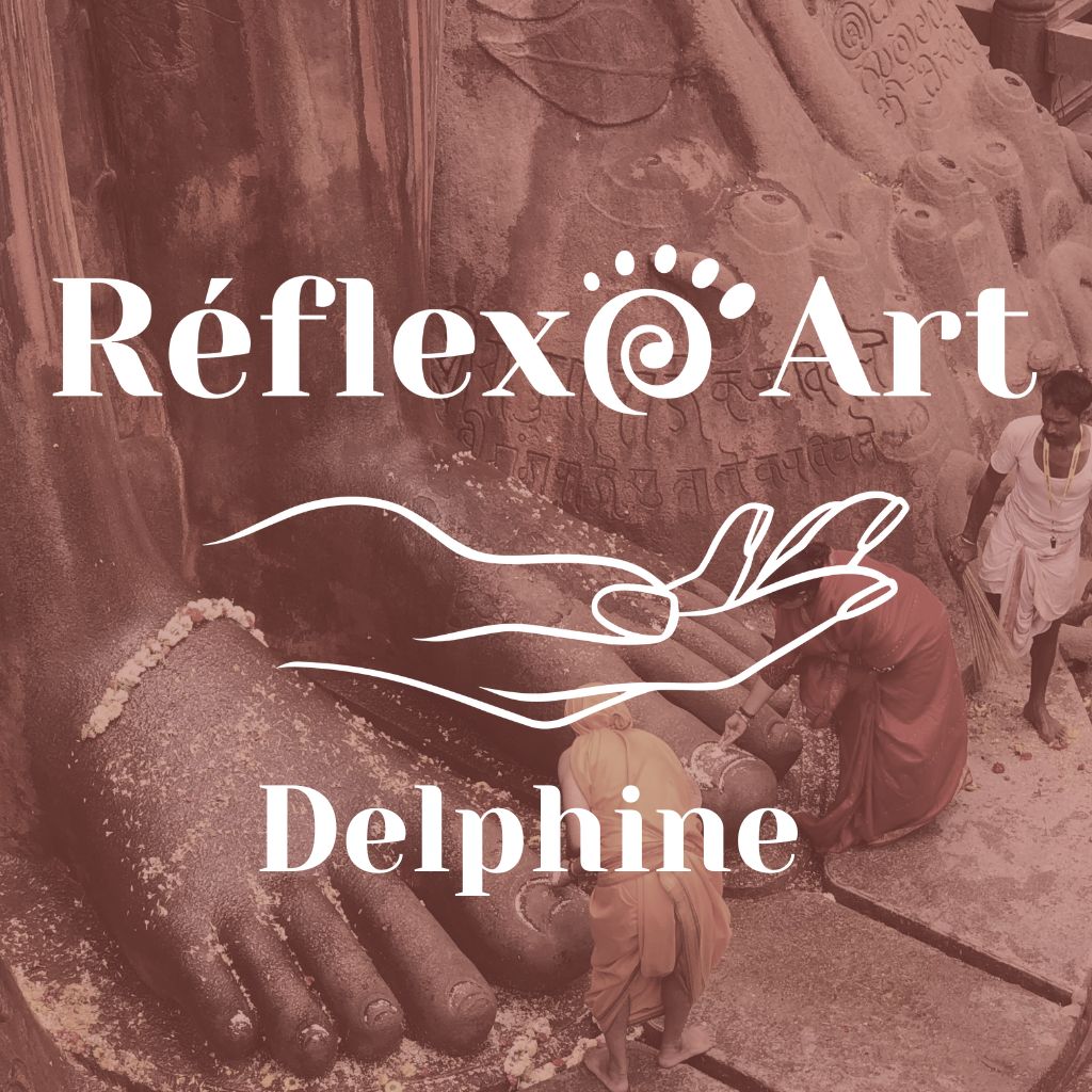 Photo de femmes au pieds d'une statue géante posant des offrandes, par dessus un overlay séquoïa et le logo Réflexo Art Delphine en blanc