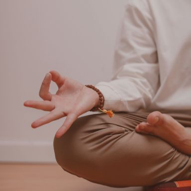 Photo zoom corps homme équilibre posture zen réflexologie-delphinereflexoart