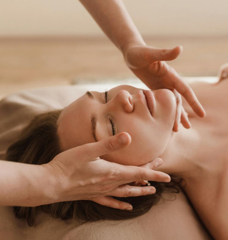 Photo Visage femme allongée durant une séance de réflexologie faciale