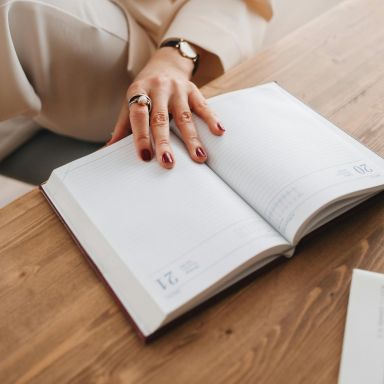 Photo d'une personne devant un agenda