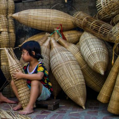 Photo enfant tenant panier en osier devant d'autres paniers réflexologie
