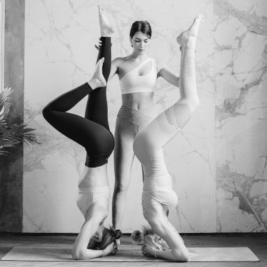 Photo femmes deux dos à dos en équilibre tête bras une debout maintien réflexologie