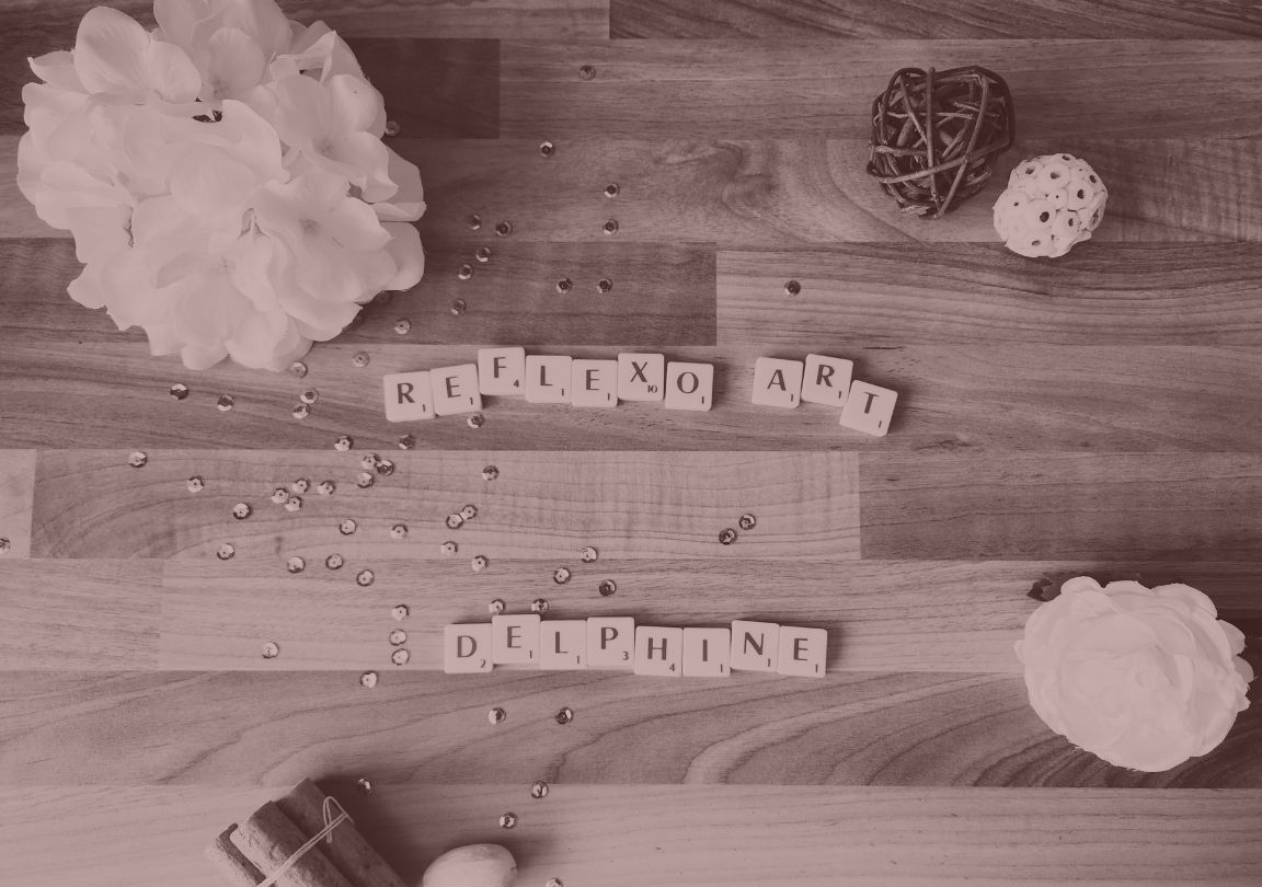 Photo en noir et blanc avec un overlay séquoia par dessus des mots "Réflexo Art Delphine" en lettres scrabbles et de la décoration nature morte autour