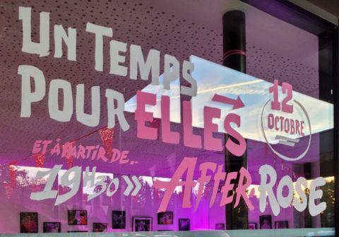 Vitre de l'entrée avec lettrage de l'évènements octobre rose 2024 à Nègrepelisse