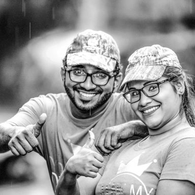 Photo en noir et blanc d'un homme et une femme témoignant positivement avec leurs pouces en l'air