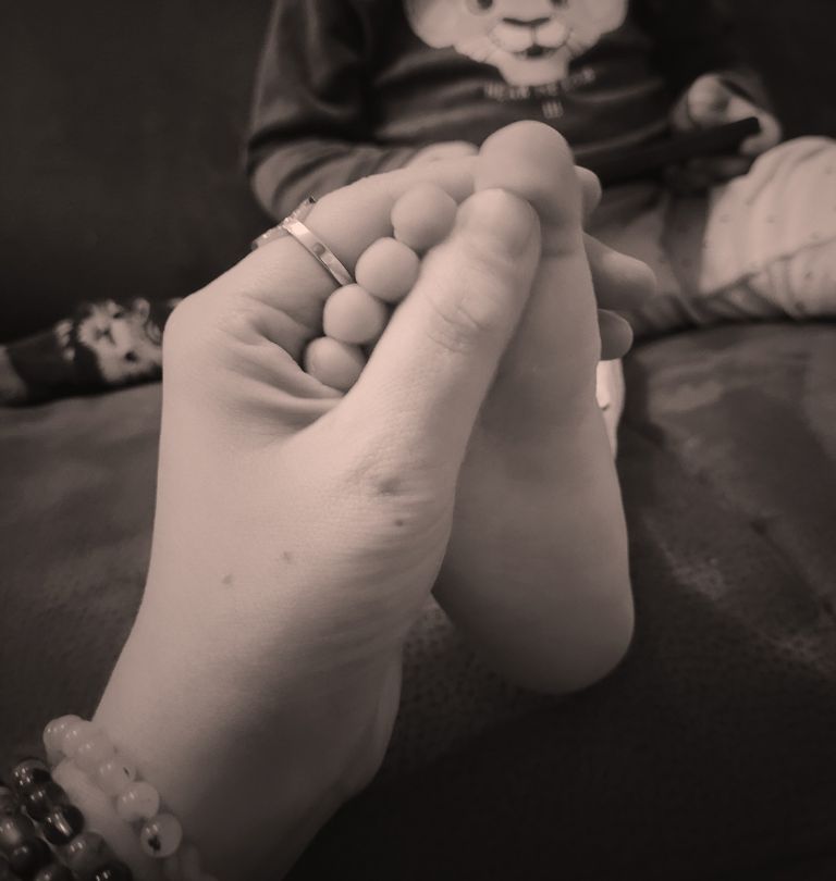 Présentation de la réflexologie plantaire sur un pied d'enfant par votre réflexologue Réflexo Art Delphine