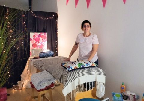 Delphine, réflexologue certifiée présente la réflexologie plantaire lors de l'évènement octobre rose 2024 à Nègrepelisse
