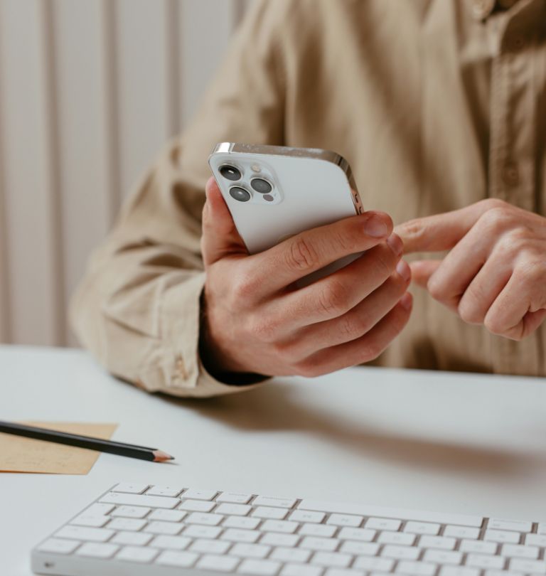 Personne à son bureau portant un témoignage via son smartphone