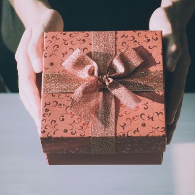 Présentation d'un cadeau tenu entre les mains