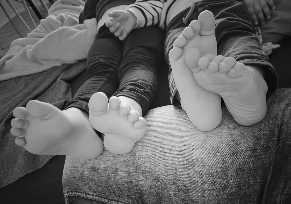 Présentation de pieds d'enfant après une séance de réflexologie plantaire avec votre réflexologue Réflexo Art Delphine