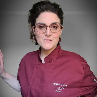 Autoportrait de votre réflexologue Réflexo Art Delphine en blouse de travail
