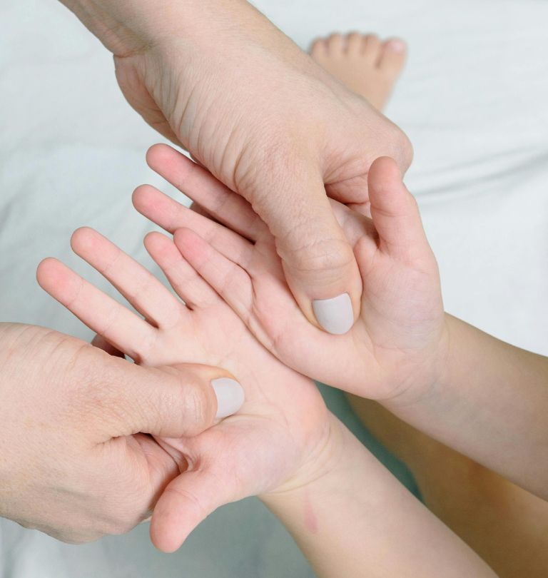 Présentation séance réflexologie palmaire enfant témoignages-delphinereflexoart