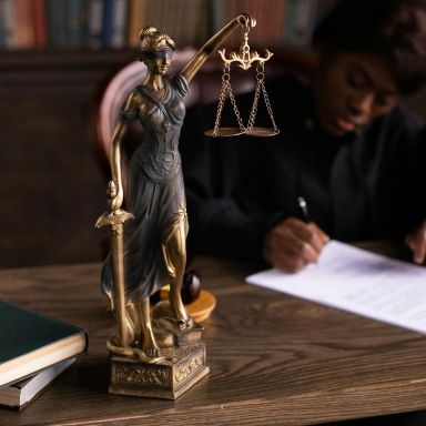 Statue justice représentant les politiques de confidentialité