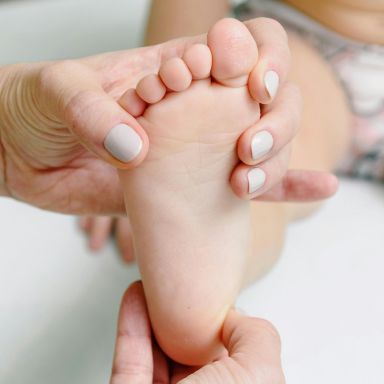 Prestation de réflexologie plantaire sur un bébé