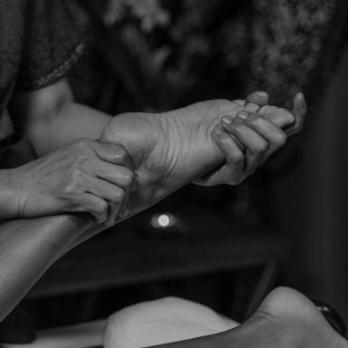 Présentation de la technique de réflexologie plantaire. Photo en noir et blanc